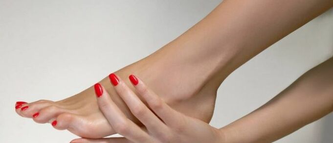 piedi sani dopo il trattamento con funghi della pelle